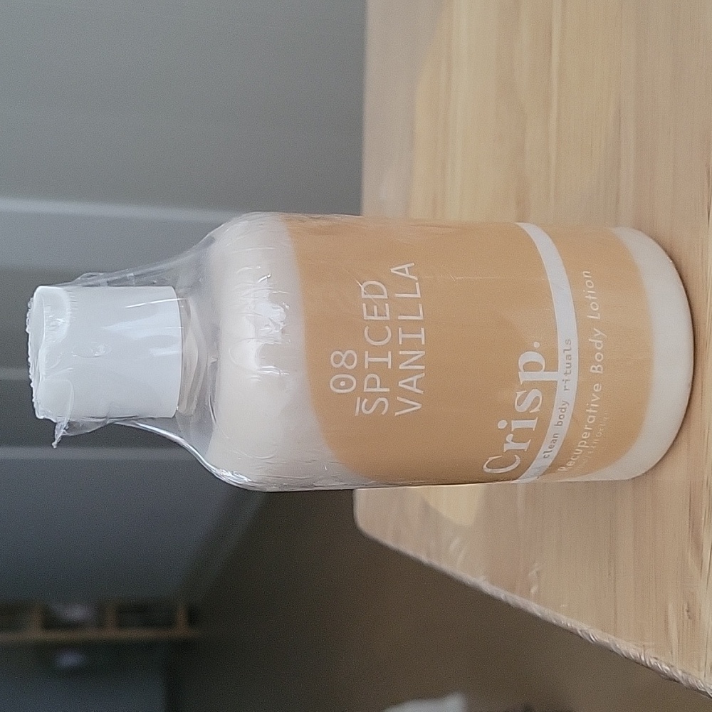 Crisp. Recuperative body lotion in spiced vanilla